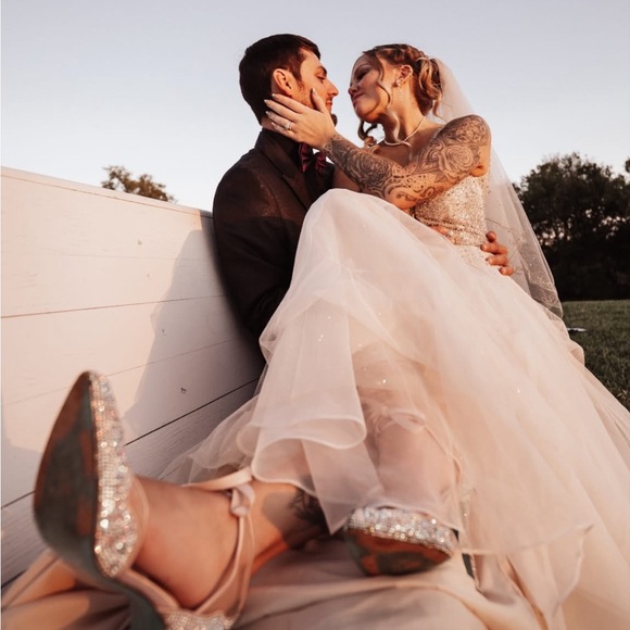 LIVE LISTING - Picture 3 of 5